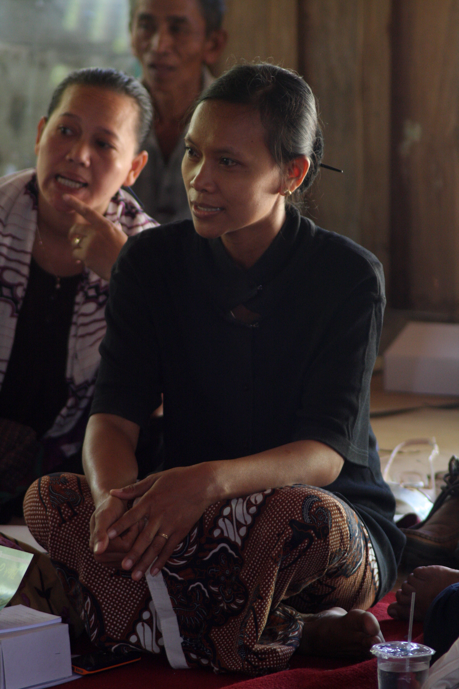 Gunarti dan perempuan Simbar Wareh (Heinrich Böll Stiftung, Creative Commons)
